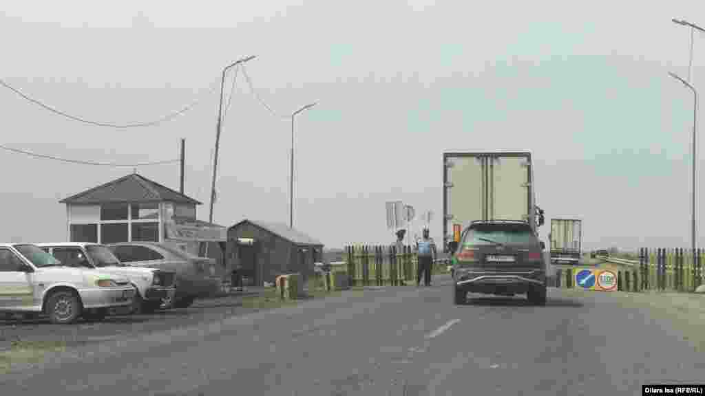 Түркістан облысындағы "Ақтөбе" бақылау бекетінен өтіп жатқан автокөлік пен адамдарды тексеріп тұрған полиция өкілдері.