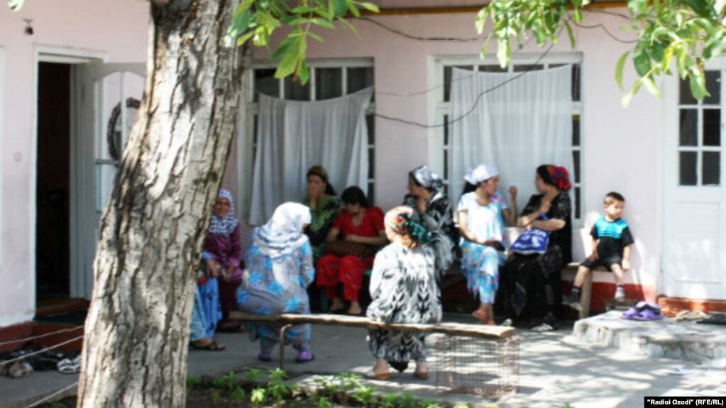 "Баъзеҳо аз духтур дида ба фолбин бештар боварӣ доранд"