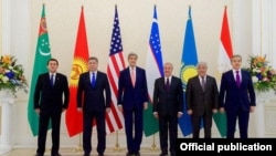 Министры иностранных дел стран Центральной Азии с государственным секретарем США Джоном Керри (в центре) в Самарканде, 1 ноября 2015 года. 
