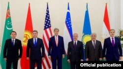 Merkezi Aziýa ýurtlarynyň daşary işler ministrleri we ABŞ-nyň döwlet sekretary Jon Kerri. 1-nnji noýabr, 2015 ý.