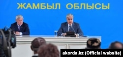 Қазақстан президенті Қасым-Жомарт Тоқаев (оң жақта) пен Жамбыл облысы әкімі Бердібек Сапарбаев Қаракемер тұрғындарымен кездесуде отыр. Қордай, 1 наурыз 2020 жыл.