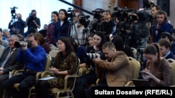Кыргызстандагы ЖМКларда иштеген журналисттер. Архивдик сүрөт.