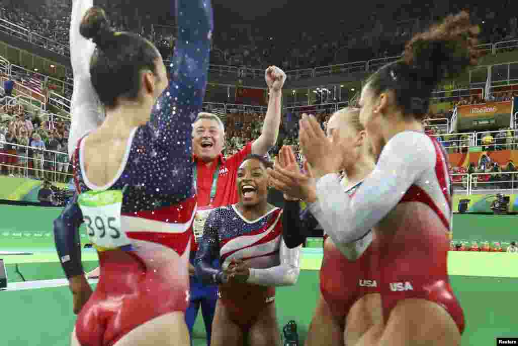 Команда США по художественной гимнастике поздравляет Симону Байлз с успешным выступлением в вольных упражнениях, 9 августа 2016 года