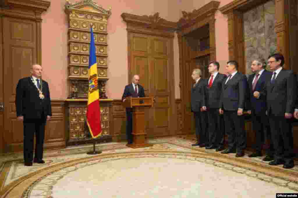 20 ianuarie 2016. Membrii noului cabinet au depus jurământul aproape de miezul nopţii