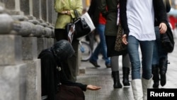 Ilustrativna fotografija - žena 22. decembra 2008. u središtu Barselone moli za novac