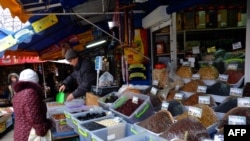 Женщина покупает продукты на рынке. Донецк, февраль 2015 года (иллюстрационное фото)