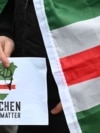 Нохчийн диаспоро Страсбургехь дIайаьхьна митинг. Кехата тIера йоза: "Нохчийн дахарш деза ду". Гайтаман сурт
