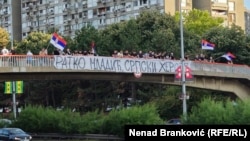 Një grup njerëzish u mblodhën në një urë mbi një autostradë ku vendosën një baner me mbishkrimin "Ratko Mlladiq, hero serb" në Beograd më 3 shtator. 
