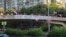 Një grup njerëzish u mblodhën në një urë mbi një autostradë ku vendosën një baner me mbishkrimin "Ratko Mlladiq, hero serb" në Beograd më 3 shtator. 
