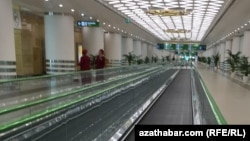 Türkmenistan dünýädäki wiruslaryň öz gidişliginde bolan hadysalaryny resmi derejede boýun almady, emma ýurda gelip-çykyşy çäklendirmek bilen reaksiýa bildirdi. Aşgabadyň halkara aeroporty. (Arhiw suraty) 