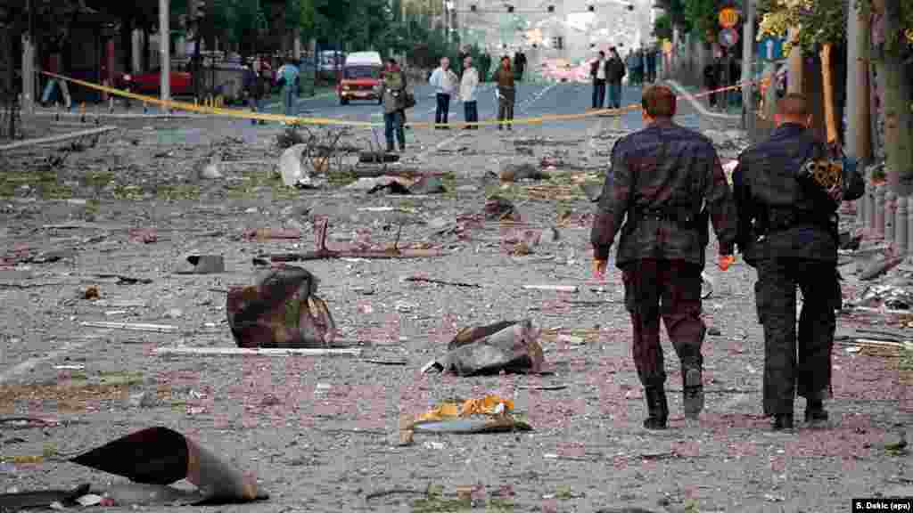 Az akkori amerikai elnök, Bill Clinton, a Jugoszlávia elleni bombázást azzal indokolta, hogy az „megakadályozza a szerbiai erők még véresebb támadásait a koszovói ártatlan [albán] civilek ellen”