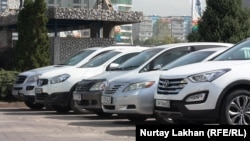 Автомобили на парковке у одного из бизнес-центров в Алматы. 25 сентября 2013 года.