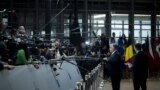 Orbán Viktor válaszol a sajtónak az uniós csúcsra menet Brüsszelben, 2025. június 26-án