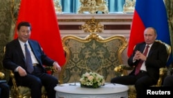 Президент России Владимир Путин (справа) и президент Китая Си Цзиньпин в Кремле. Москва, 22 марта 2013 года