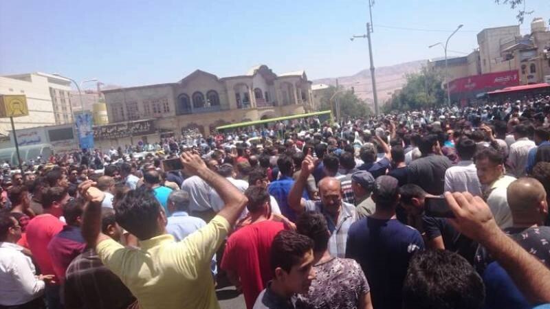 Иранда полиция менен демонстранттар кагылышты