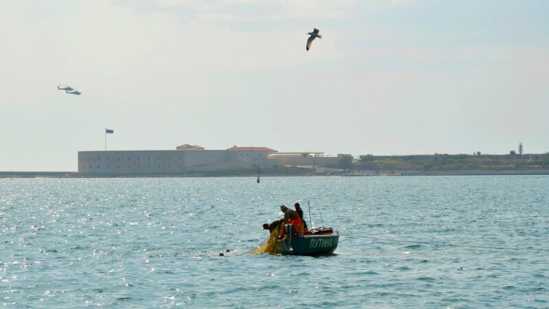 В Сакском районе рыбака на лодке унесло в море – спасатели