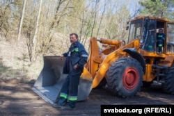 Камунальнікі запэўніваюць, што бітай цэглай умацавалі дарогу, якую размывала