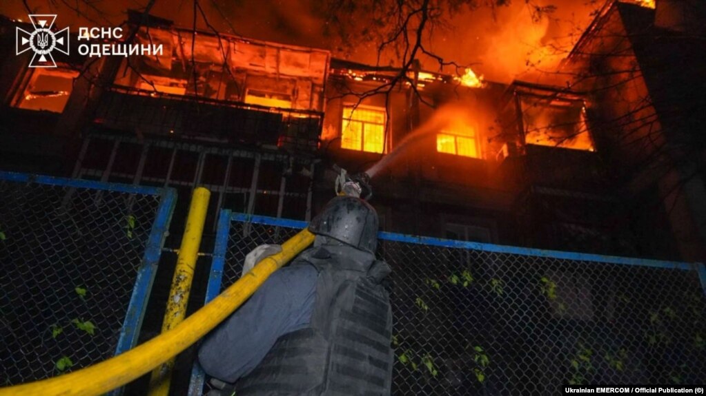 Рятувальники гасять пожежу після одного з попередніх російських ударів по Одесі, травень 2025 року