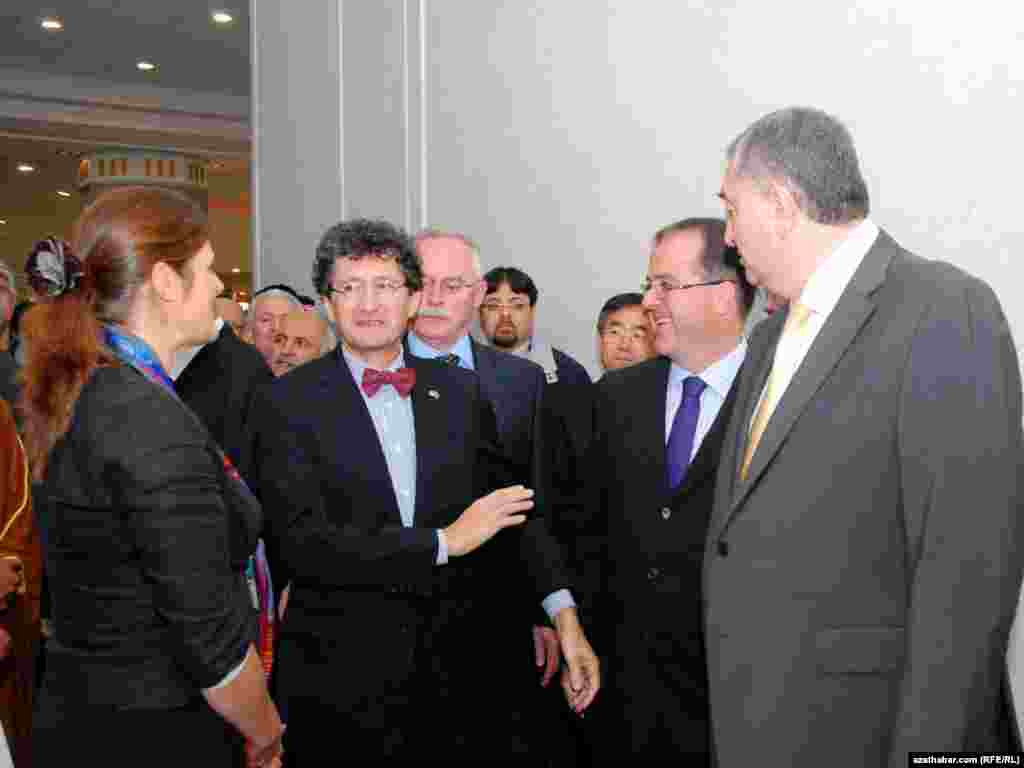 Türkmenistandaky diplomatik edaralaryň wekilleri