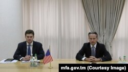 “Türkmenistan – ABŞ” işewürlik geňeşiniň ýerine ýetiriji direktory Erik Stýuart (sagda)