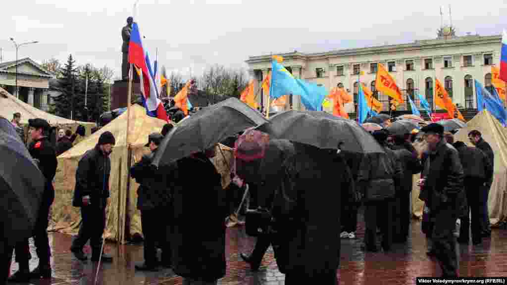 Yanukoviç tarafdarlarından bir qaç adımda Ukraina prezindentligine muhalefet namzetine qol tutqan insanlar yerleşti.