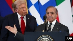 پاکستانی وزیراعظم شهباز شریف (ښي لوري ته) په مصر کې د یوې غونډې پر مهال خبرې کوي او ورسره امریکايي ولسمشر ډانلډ ټرمپ ولاړ دی.