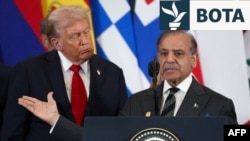 Kryeministri pakistanez, Shehbaz Sharif, (djathtas) flet ndërsa presidenti i SHBA-së, Donald Trump, dëgjon gjatë samitit të Gazës në Egjipt, më 13 tetor 2025.