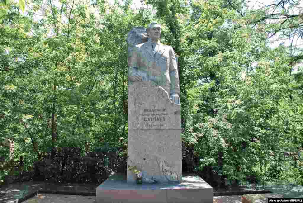Каныш Сатпаев умер после долгой и продолжительной болезни 31 января 1964 года в Москве. Похоронен в Алматы на Центральном кладбище. В постановлении ЦК Компартии Казахстана и Совета Министров КазССР «Об увековечивании памяти К. И. Сатпаева» (21 марта 1964 года) одним из пунктов было поручение горисполкому установить памятник на могиле ученого. Московский скульптор Анатолий Антропов изготовил гранитный памятник, торжественное открытие которого состоялось 31 января 1968 года. Архитектурная часть памятника выполнена Николаем Простаковым – соавтором Алексея Щусева в проектировании здания Академии наук Казахской ССР. 