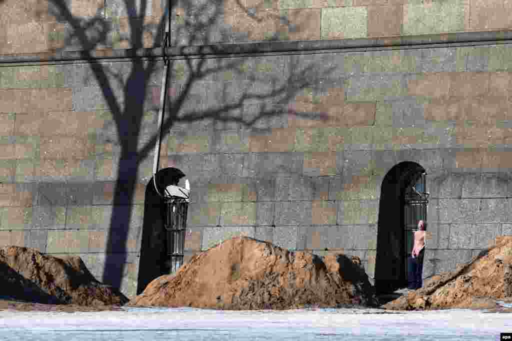 A man catches some rays of sunshine in central St. Petersburg. (epa/Anatoly Maltsev)