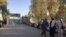 باشندگان کندهار در بیرون از یکی از مراکز رأی دهی منتظر باز شدن آن اند.