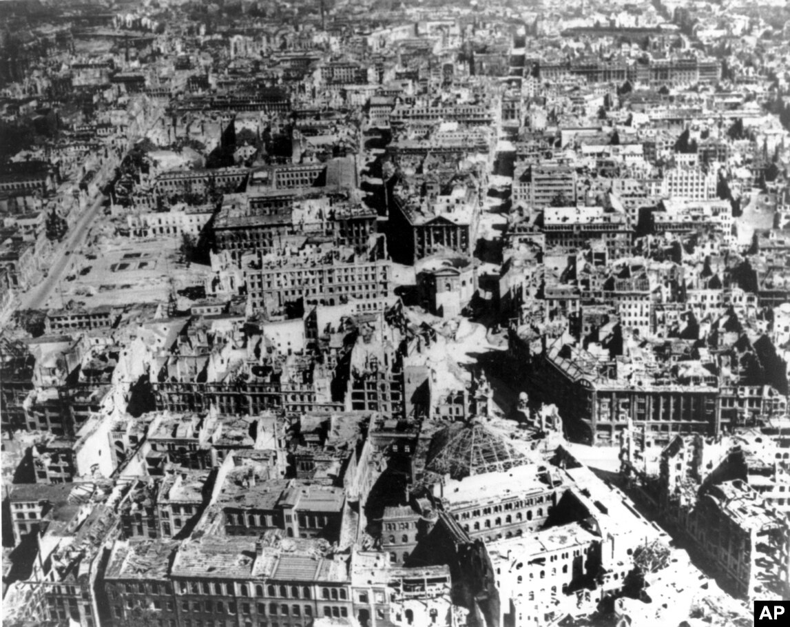 盟軍在歐洲取得勝利後不久，一架美國飛機拍攝的柏林市中心全景。  德國人將柏林激烈戰鬥後的平靜稱為「Stunde Null」。 （零時），「與過去徹底決裂，全新開始」的時刻。      