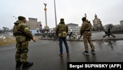 Бійці Сил територіальної оборони на майдані Незалежності в Києві, 2 березня 2022 року