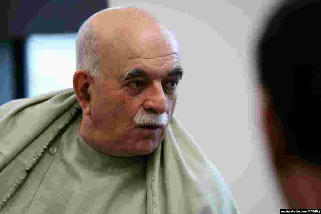 محمود خان اڅکزی د مشال راډيو له همکارانو سره