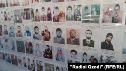 Доска с портретами граждан Таджикистан, примкнувших к группировке "Исламское государство"