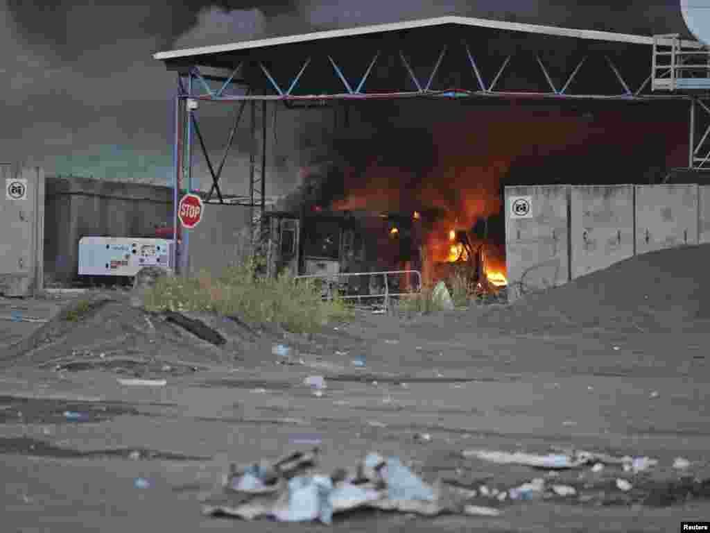 Masked Serb extremists set the Serbia-Kosovo border crossing at Jarinje on fire on July 27.