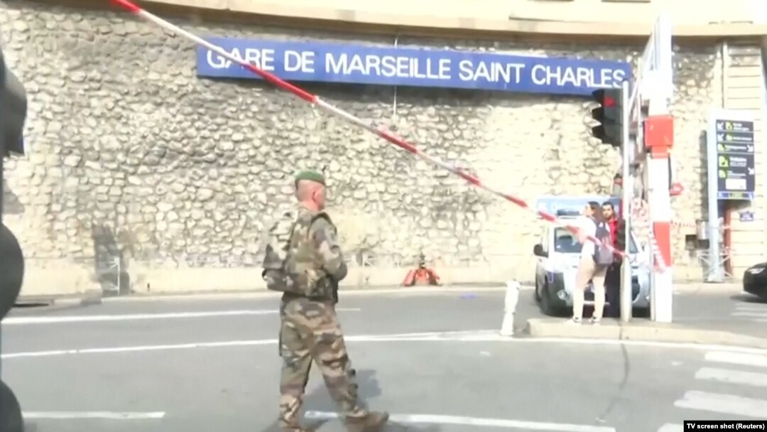Policajac u blizini Železničke stanice u Marseju