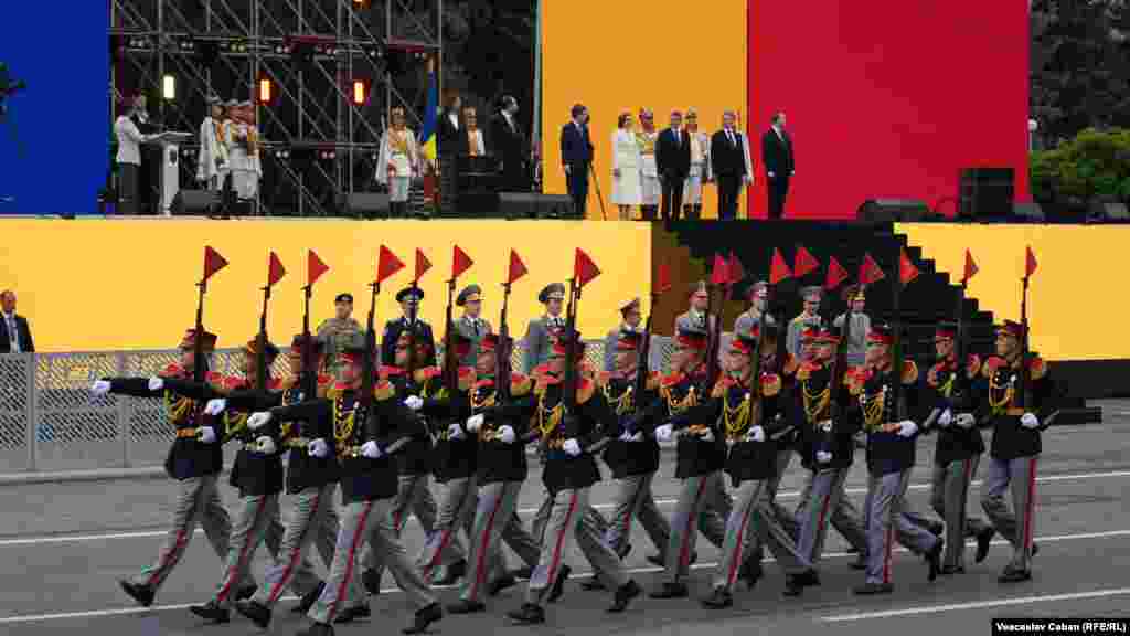 Militari ai Companiei Gărzii de Onoare defilează în Piața Marii Adunări Naționale.<br><br>