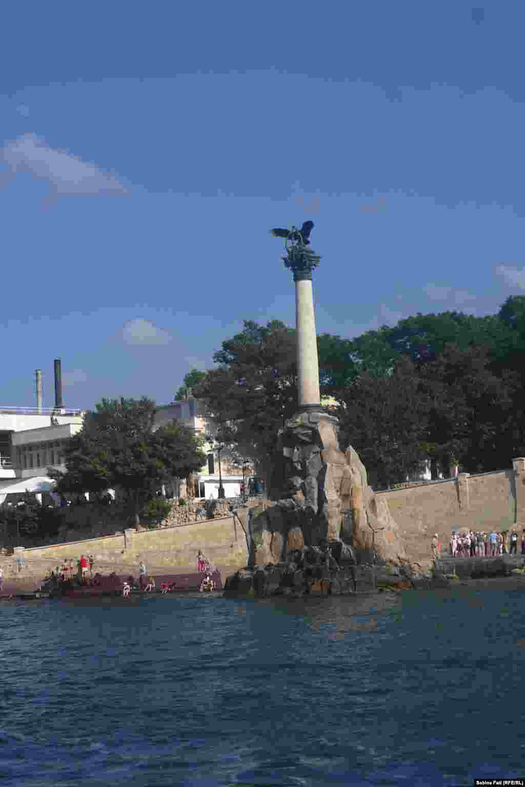 Sevastopol, Crimeea 2016: &nbsp;monumentul&bdquo; Navelor scufundate&rdquo; în cinstea marinarilor care și-au scufundat vasele în timpul Războiului Crimeei la intrare în golful Sevastopol pentru a bloca intrarea inamicului