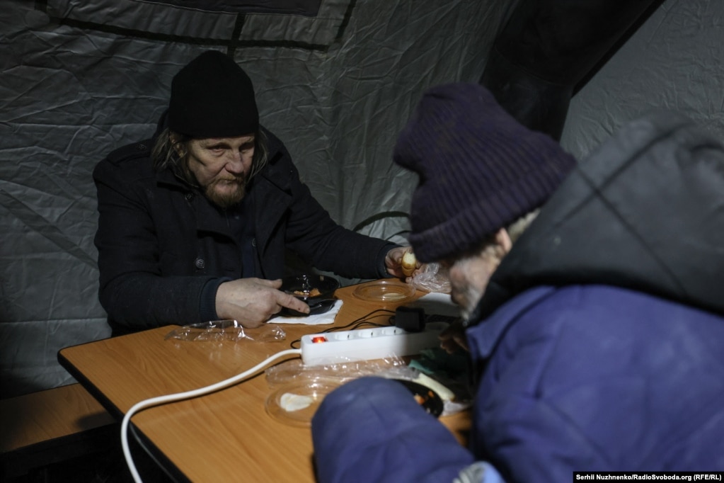 Organizatat vullnetare kontribuojnë me ushqime të ngrohta.