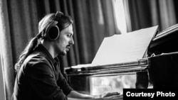 Владимир Николов, композитор, аранжер, оркестратор, диригент, гитарист, пијанист...