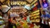 Ruski turisti kupuju slastice i začine u Egipatskom bazaru, Istanbul, arhivska fotografija