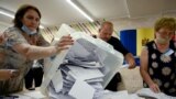 Numărarea voturilor într-o secție din Chișinău. Foto: Sergei Gapon/ AFP)