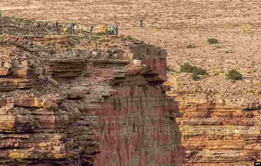 American daredevil Nik Wallenda walks without a harness or any other safety precautions on a tightrope stretched across the Little Colorado River Gorge near the Grand Canyon in the U.S. state of Arizona. (AFP/Joe Klamar)