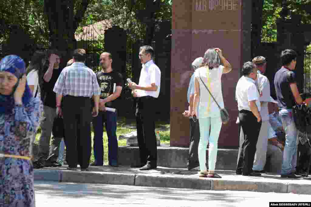 Кейбір белсенділер келіп, акцияға қатысты пікірлерін білдірді.