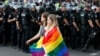 Представники ЛГБТ-спільноти скаржаться на бездіяльність поліції, її непрофесійну поведінку або відмову від захисту потерпілих під час акцій. Марш рівності у Києві. 23 червня 2019
