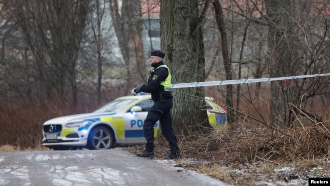 Policija u krugu oko škole u Örebru, 4. februar 2025.