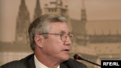 Bruce P. Jackson în cursul unei vizite la Praga