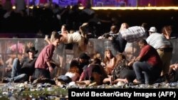 Лас-Вегас, 1 октябрь, 2017 йил. Стивен Пэддок отаётган ўқлардан яширинаётган одамлар.