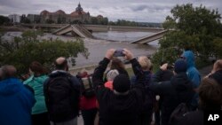 O bătaie de cap în plus pentru germani la Dresda. Apa Elbei se ridică rapid, grație ploilor din amonte, din Cehia, iar o parte a podului Carola, prăbușită săptămâna trecută, încă nu a fost îndepărtată.