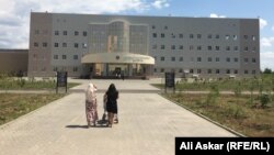 У городской больницы в Актобе. Иллюстративное фото.